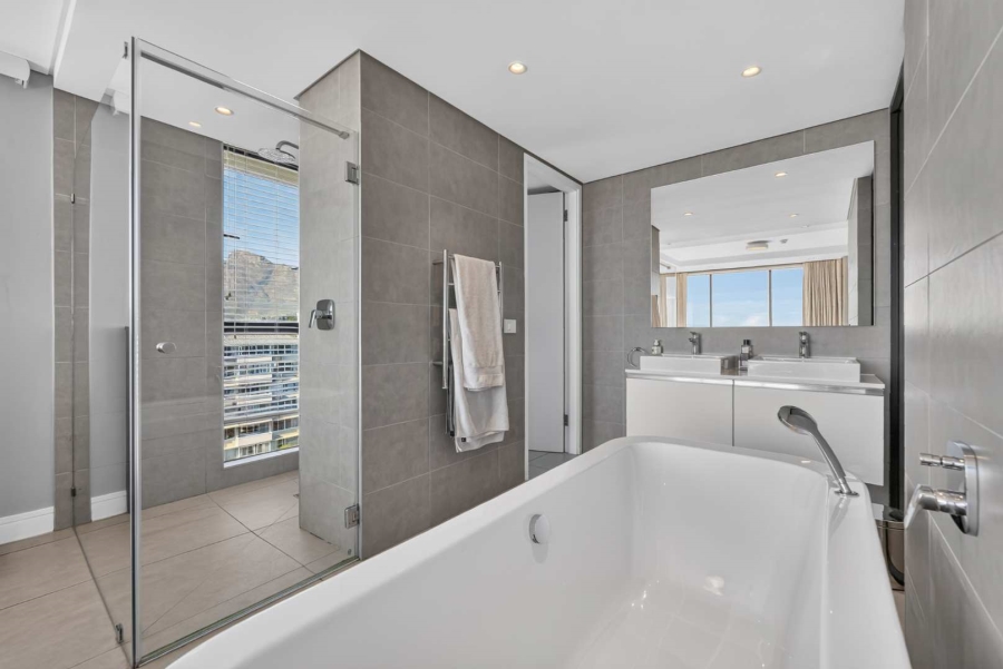 3 Bedroom Property for Sale in Green Point Western Cape